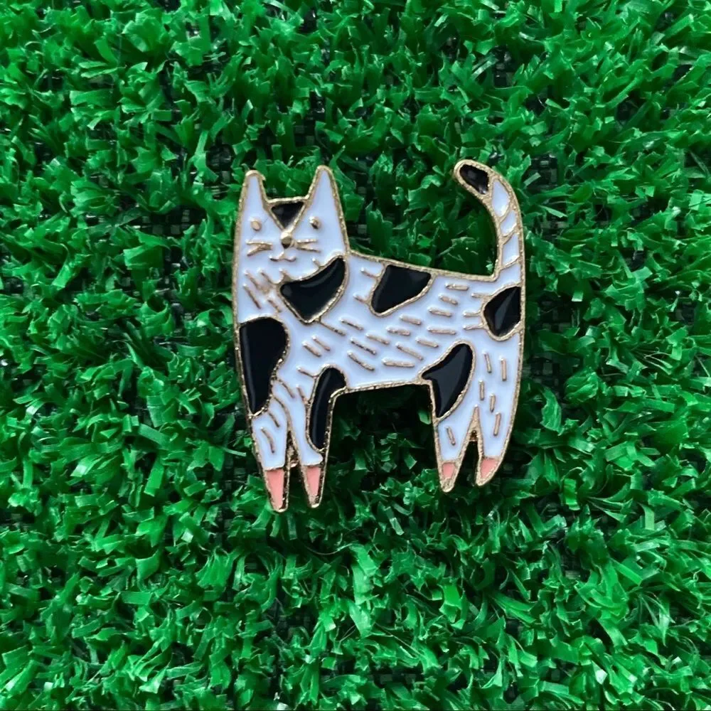 White & Black Kitty Enamel Pin/ Brooch